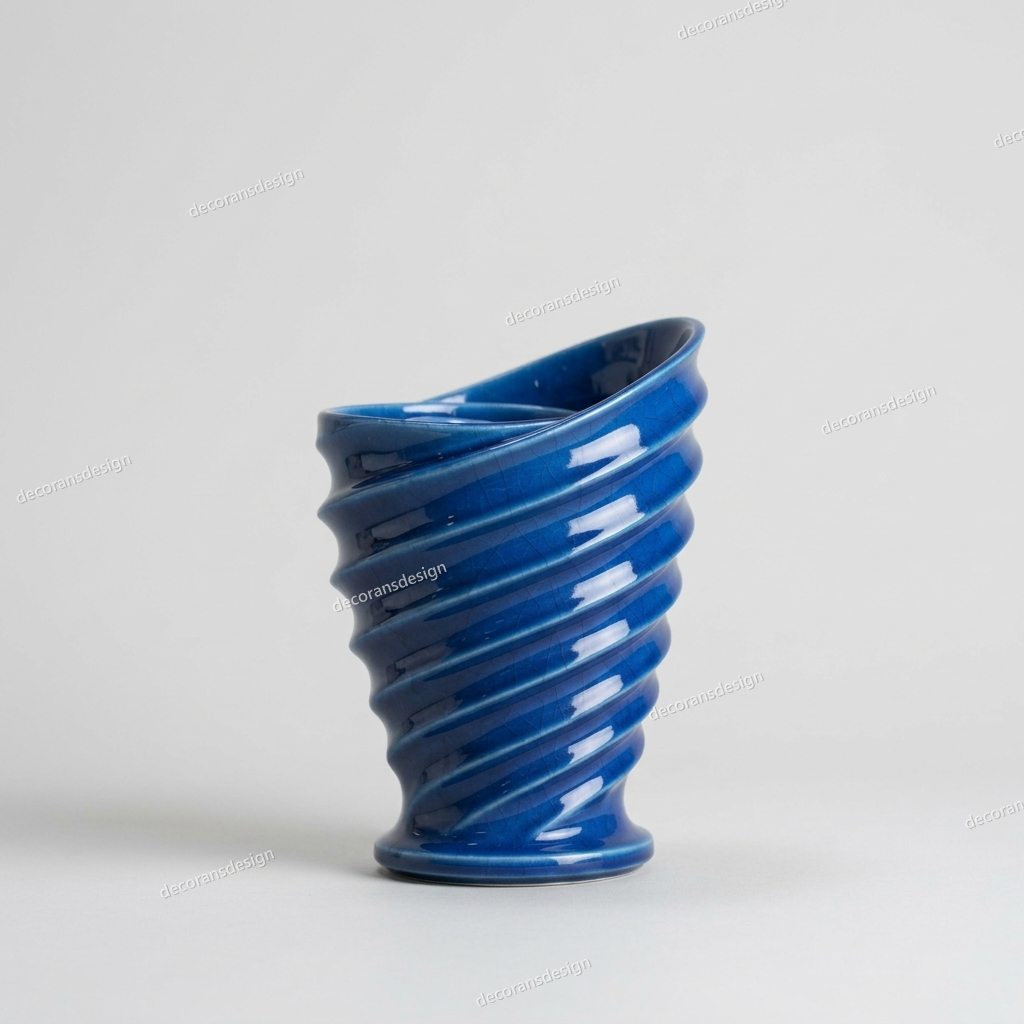 Twisted Spiral Wave Vase, design file, studio view